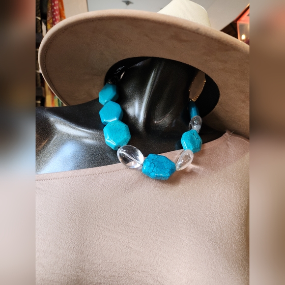 New to the Boutique✨️Blue Howlite & Vintage Silvertone Beaded Necklace - Picture 9 of 16